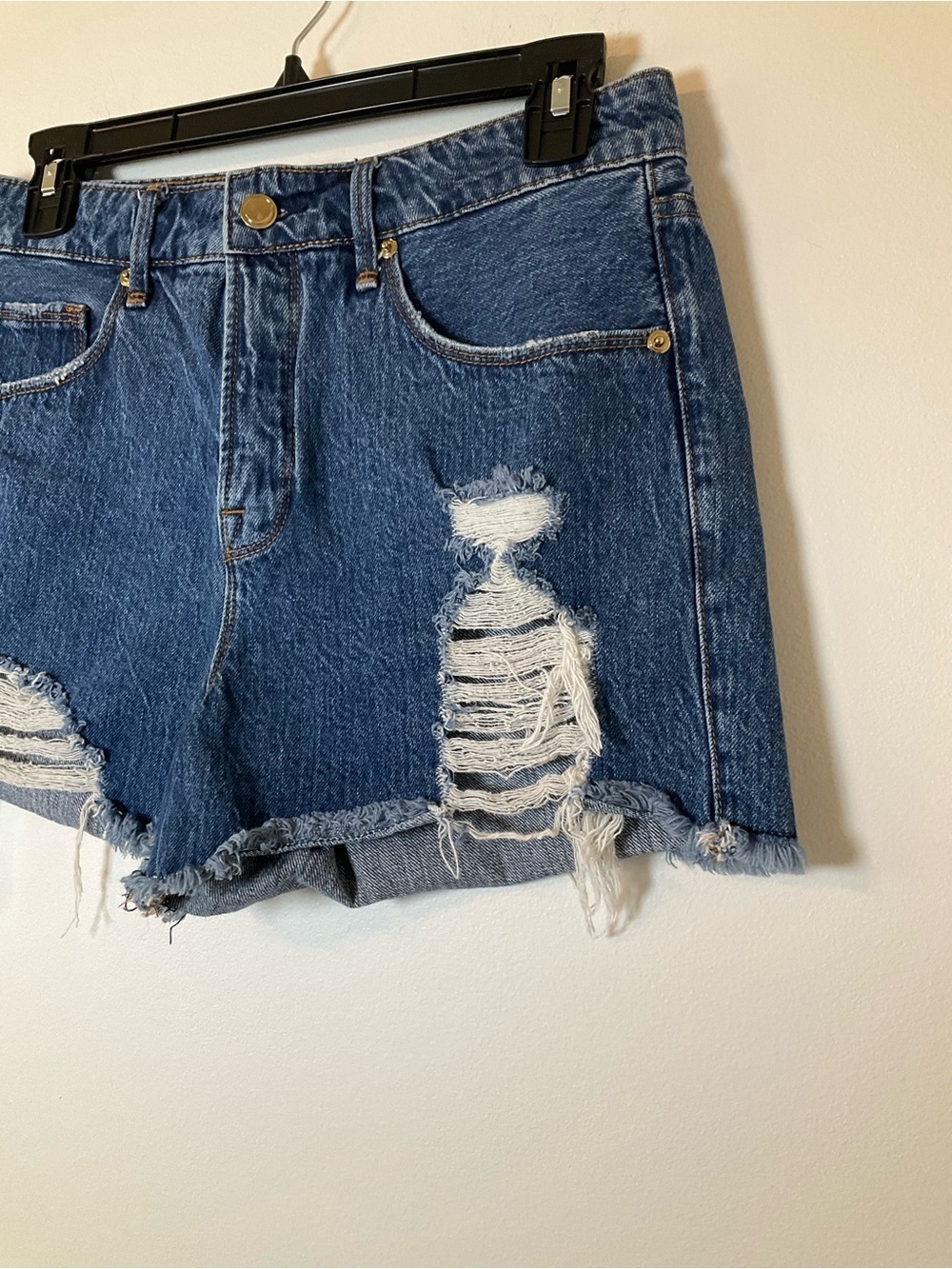 Good American Distressed Denim Shorts Raw Hem Blue Size 2/26 - Picture 3 of 5